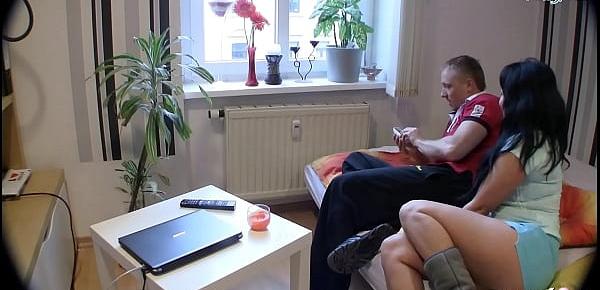 Deutsche MILF Nachbarin trickst Jungspund von Nebenan zum Sex aus
